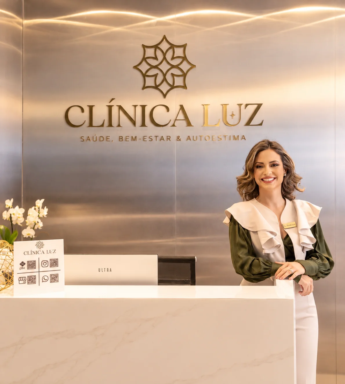 Dra. Paula Luz na recepção da Clínica Luz